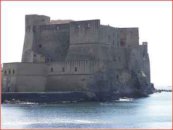 Замок Кастель-дель-Ово - Неаполь – крупнейший город юга Италии.